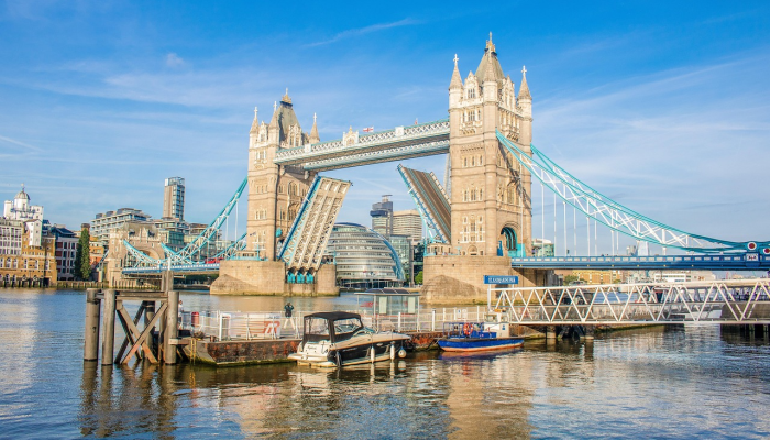 法国当局：四人死于试图穿越海峡到英国