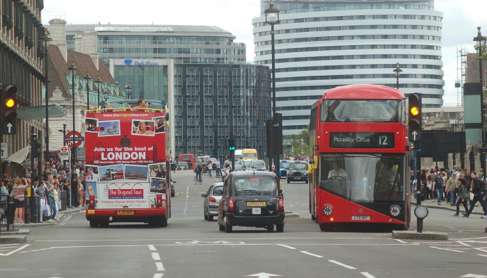 一辆卡车冲入葬礼人群，造成6人死亡，25人受伤