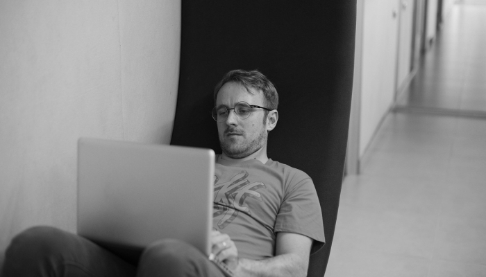 根据新法律，第一名男子因涉嫌发送未经请求的照片而被起诉