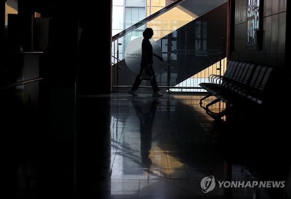 A medical worker walks down a hallway at a general hospital in Seoul on May 5, 2024. (Yonhap)