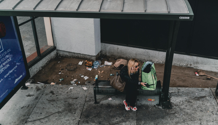 孟加拉国大火后悲痛的家属等待遇难者遗体