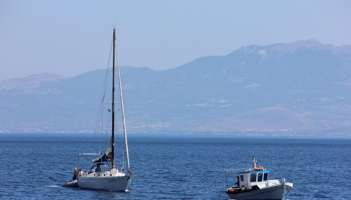 救援船在地中海救起500名移民 救援船在地中海救起500名移民