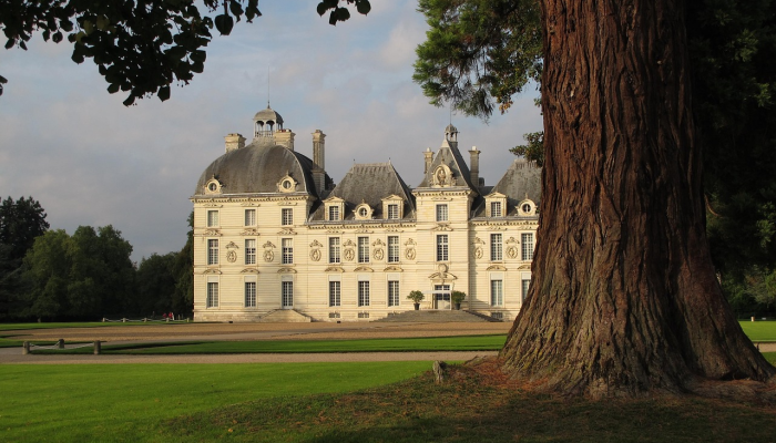 多哈学院与卡塔尔设计师Sheikha Zulfa合作重新设计校服