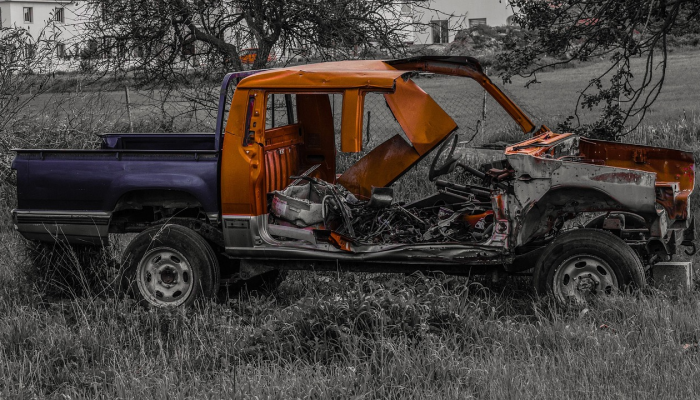 巨兽在高速公路上袭击了家庭汽车