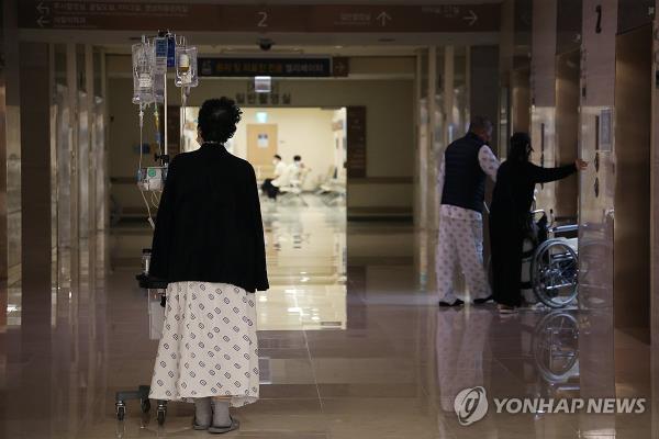 A patient walks down a hallway at a hospital in Seoul on March 24, 2024. (Yonhap)