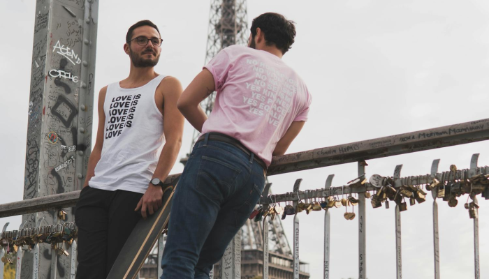 报道称，一名学生因留脏辫而被停学，尽管德州出台了新的反歧视法