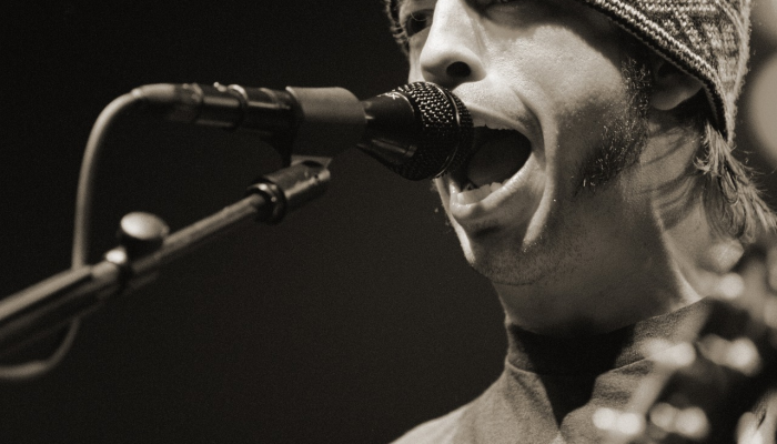 戴夫·格罗尔在澳大利亚巡演前与喷火战机乐队成员一起降落在珀斯 戴夫·格罗尔在澳大利亚巡演前与喷火战机乐队成员一起降落在珀斯