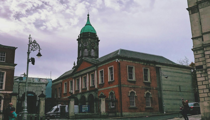 塔纳斯特驳斥了美国在爱尔兰为乌克兰提供集束炸弹的想法