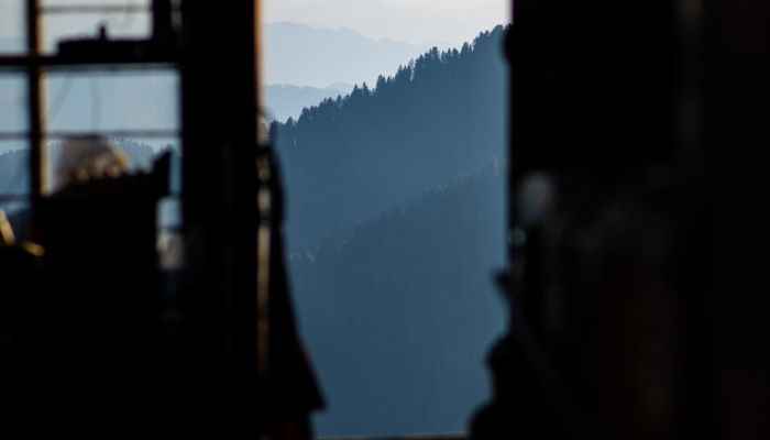 即将被杀手处决的父亲平静地将女儿交给女人