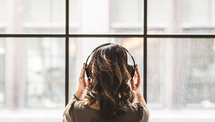 抖音声称垂着头发排便会导致长痘这是真的吗？