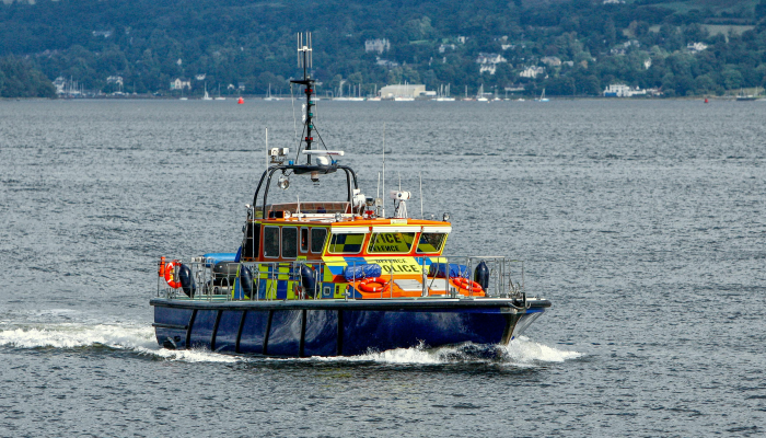 密苏里州警方称,一艘船在欧扎克撞上巨大的尾流并坠毁,造成乘客死亡 密苏里州警方称,一艘船在欧扎克撞上巨大的尾流并坠毁,造成乘客死亡