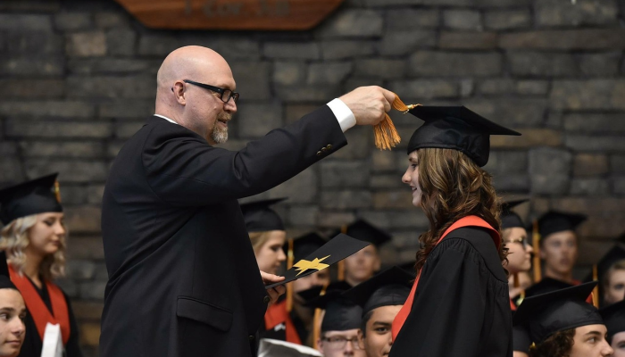 大学对马斯里亚诺的博士研究进行了新的回顾