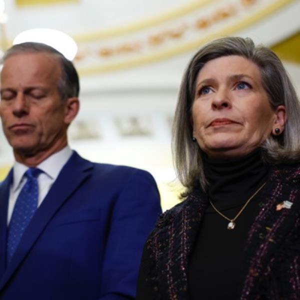 维多利亚·玛丽·克拉克被《神探夏洛克》主演谢恩·麦高恩“轻推” 维多利亚·玛丽·克拉克被《神探夏洛克》主演谢恩·麦高恩“轻推”