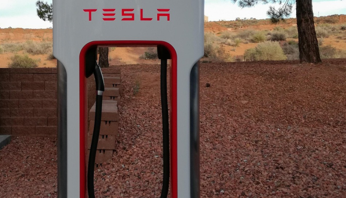 在极度寒冷的天气里,死特斯拉汽车堆积在芝加哥的超级充电站里 在极度寒冷的天气里,死特斯拉汽车堆积在芝加哥的超级充电站里