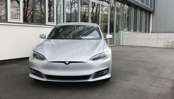 在极度寒冷的天气里,死特斯拉汽车堆积在芝加哥的超级充电站里 在极度寒冷的天气里,死特斯拉汽车堆积在芝加哥的超级充电站里