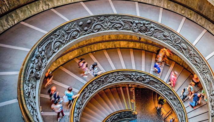 希腊消防员奋力控制山火，其中包括欧盟最大的大火