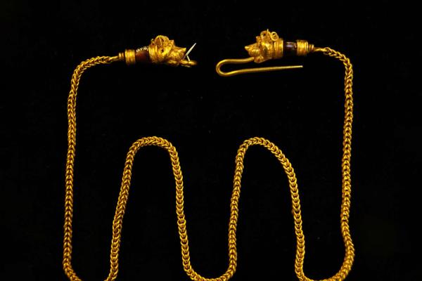 尼古拉·萨科齐在为普京辩护时对乌克兰的评论被贴上了“疯子”和“可悲”的标签