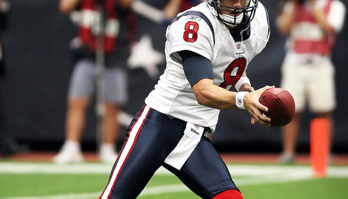 四分卫奎因·尤尔斯从肩扭伤中回归,代表德克萨斯队出战第七名,并在对阵TCU的比赛中首发 四分卫奎因·尤尔斯从肩扭伤中回归,代表德克萨斯队出战第七名,并在对阵TCU的比赛中首发