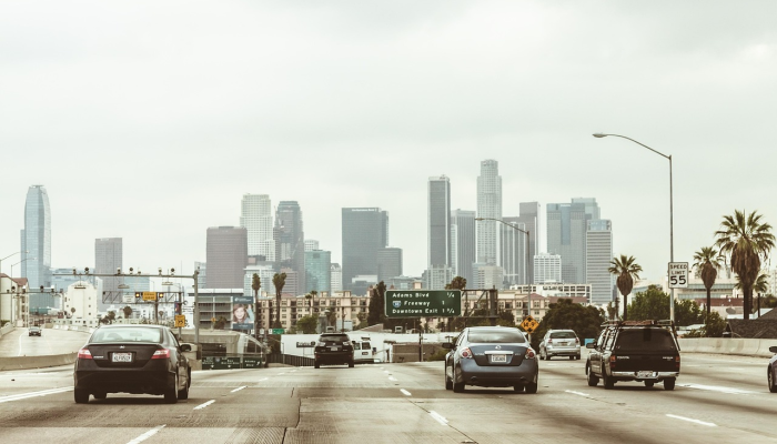 如何在谷歌地图中添加缺失的道路，咖啡馆或位置