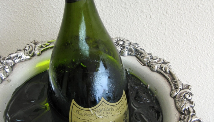 一位香槟专家告诉我们，你真的不能用马克杯喝香槟——因为物理学