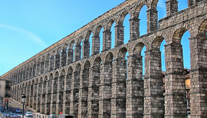 在基辅，人们通过大银幕逃避现实