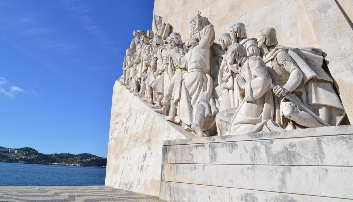 在墨西哥发现的古玛雅人的头颅，上面满是洞穴和宝石