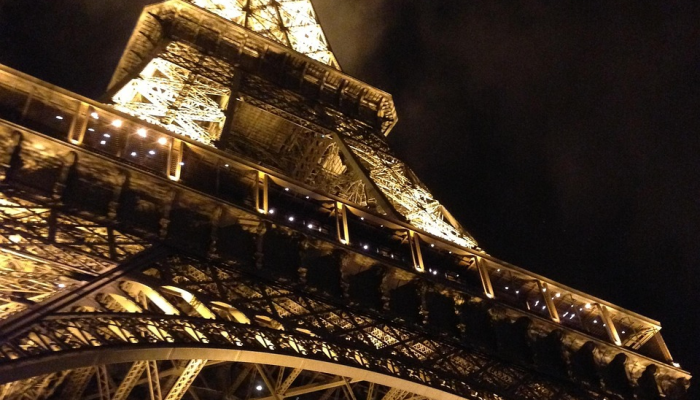 在巴黎为以色列举行的游行中，法国极右翼寻求“解决过去”