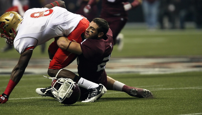 在比赛中,投球手可因摘下头盔而被要求离场 在比赛中,投球手可因摘下头盔而被要求离场