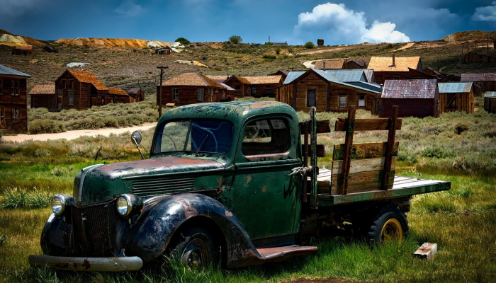 加州当局称,一名骑自行车的人被汽车撞倒,被刺死 加州当局称,一名骑自行车的人被汽车撞倒,被刺死