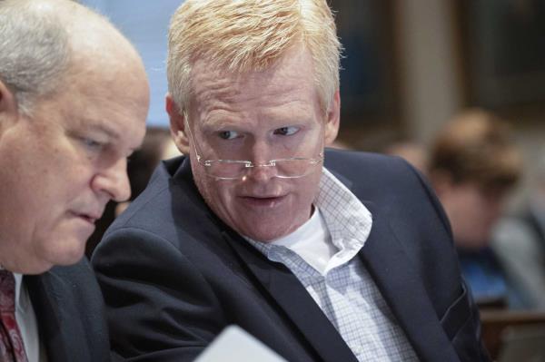 亚历克斯·默达谋杀案的审理进展如何