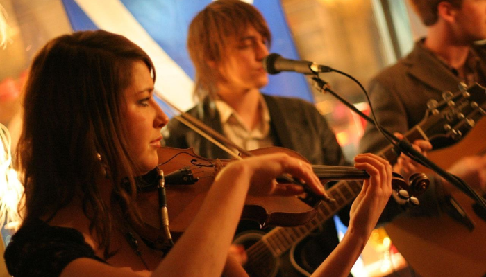 亚历克斯·默达幸存的儿子出庭受审 亚历克斯·默达幸存的儿子出庭受审