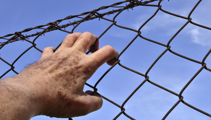 从监狱到法庭斗争:被错误指控谋杀的男子为自己的案子辩护,被无罪释放 从监狱到法庭斗争:被错误指控谋杀的男子为自己的案子辩护,被无罪释放