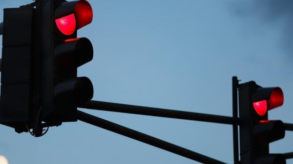 在单行道上遇到红灯左拐合法吗?北卡罗来纳州的法律是这样说的 在单行道上遇到红灯左拐合法吗?北卡罗来纳州的法律是这样说的