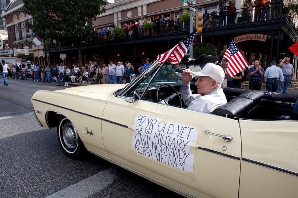乔治亚州警方称，一名7岁男孩在加油站被枪杀现在爸爸被起诉了
