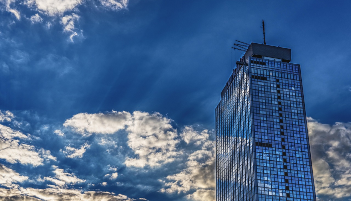 莱顿东方队一名球迷在英甲比赛中因紧急医疗事故死亡，悼念活动纷至沓来