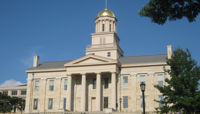 前白宫官员加布·阿莫赢得罗德岛州国会初选 前白宫官员加布·阿莫赢得罗德岛州国会初选