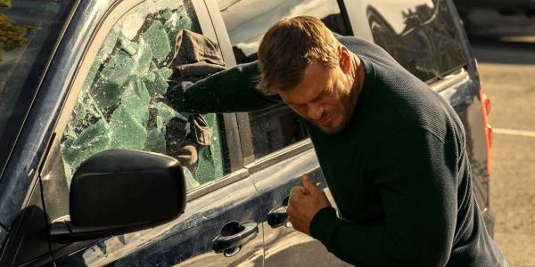 随身摄像头显示，多产的联邦毒品检察官在酒后驾车撞车逮捕中向警察提供名片