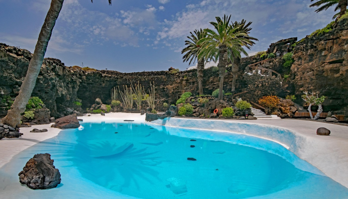 兰萨罗特的五星级酒店里到处都是毛毛虫,这对夫妇对此感到厌恶 兰萨罗特的五星级酒店里到处都是毛毛虫,这对夫妇对此感到厌恶