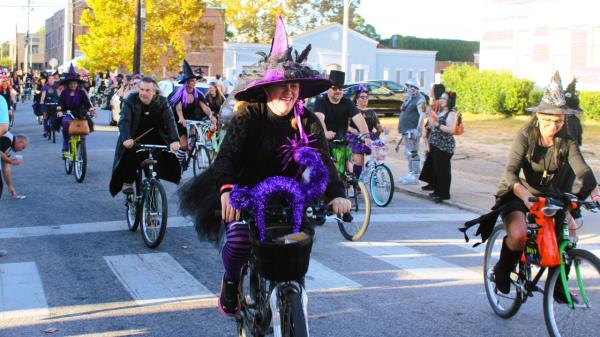 交通规划者希望你参与莫比尔市的自行车道规划