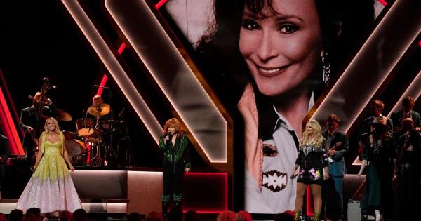 CMA奖授予Loretta Lynn荣誉，Combs获得年度专辑奖