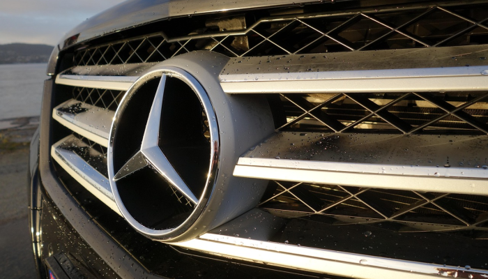 4月，梅赛德斯-奔驰取代宝马成为最畅销的外国汽车制造商