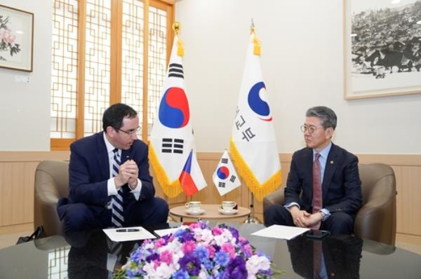 First Vice Foreign Minister Kim Hong-kyun (R) and Jan Marian, deputy minister of foreign affairs of the Czech Republic, hold talks in Seoul on March 19, 2024, in this photo provided by the South Korean foreign ministry. (PHOTO NOT FOR SALE) (Yonhap)
