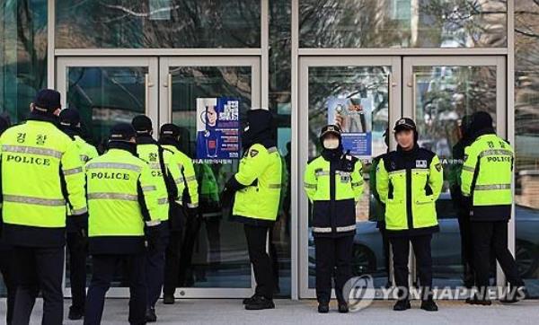 Police officers, dispatched to the Korea Medical Association (KMA) building, are on duty at the entrance on March 1, 2024, after the police raided the KMA office in a probe over the doctors' walkout. (Yonhap) 