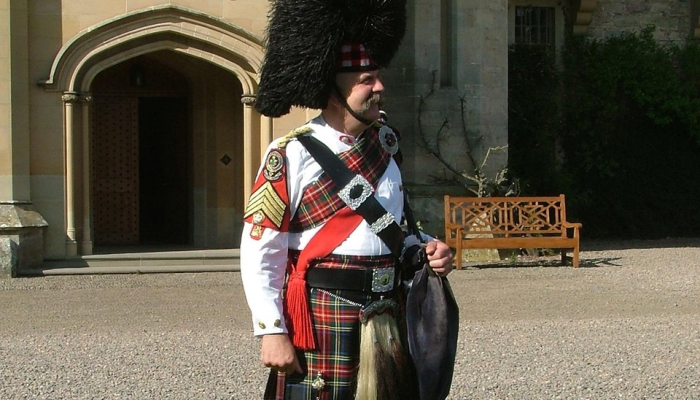 一名女子因朋友反对而取消与10岁大新郎的婚礼，几天后被吊死