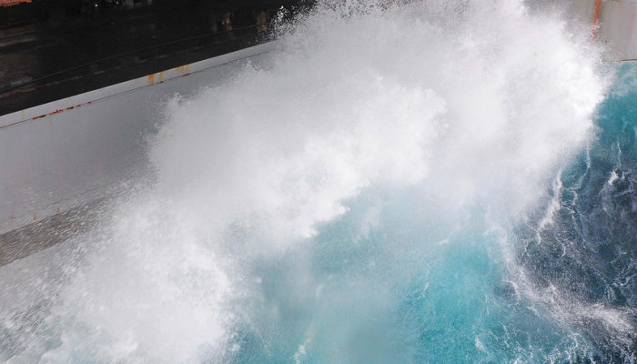 一艘货船在黑海沉没后，对12名失踪船员的搜寻工作因暴风雨而延误