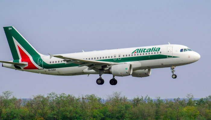 雷击导致牛津郡回收厂发生巨大爆炸 雷击导致牛津郡回收厂发生巨大爆炸