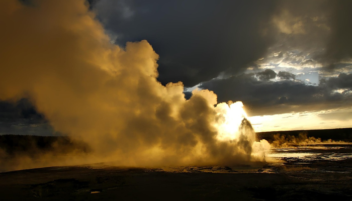 一辆汽车撞上洛杉矶南部的一户人家后起火 一辆汽车撞上洛杉矶南部的一户人家后起火