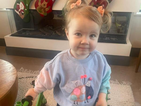 两岁女孩关节僵硬的母亲恳求坦普尔街外科医生康纳·格林的回归