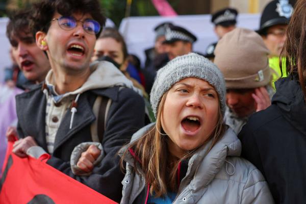 Greta Thunberg因气候抗议被捕后被英国警方起诉