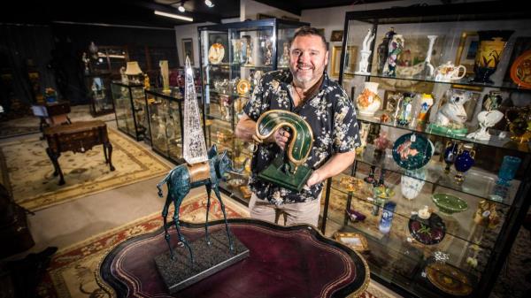 令人难以置信的罕见收藏的艺术品，古董从神秘的日德兰游行大厦下锤